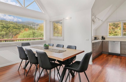 Merrijig Casa | Jarrah House - Sleeps 10 - Merrijig