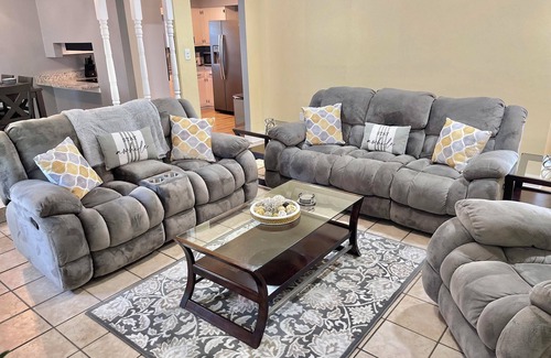 Gulfport Casa | JasJax Palace: Beach, Mall, Casino & Shop - Your Decked-Out Getaway!