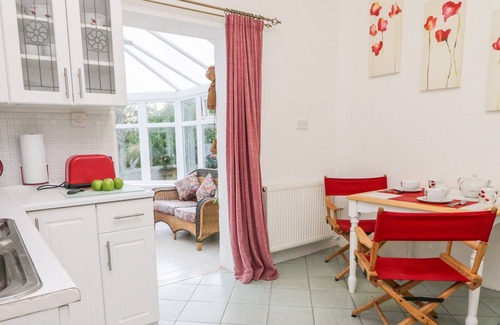 Ebford Cabaña | JASMINE AT MAGNOLIA LAKE, romantic, with a garden in Dawlish