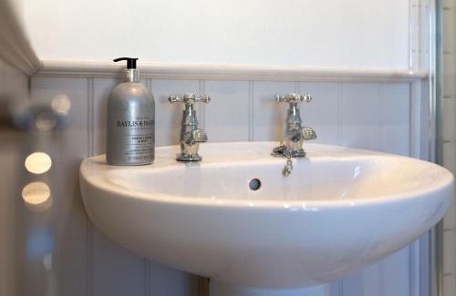 Bourton Casa | Jasmine Cottage - 2 Bedroom in Heart of Bourton!