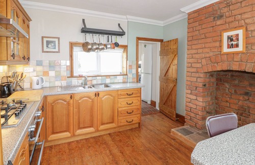 Rhuddlan Cabaña | JASMINE COTTAGE, pet friendly, character holiday cottage in Rhuddlan