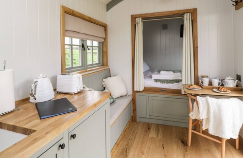 Staple Hill Cabaña | JASMINE HUT, MYRTLE FARM, romantic, with hot tub in Warmley