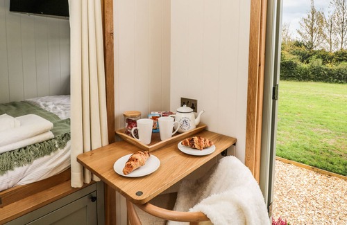 Staple Hill Cabaña | JASMINE HUT, MYRTLE FARM, romantic, with hot tub in Warmley