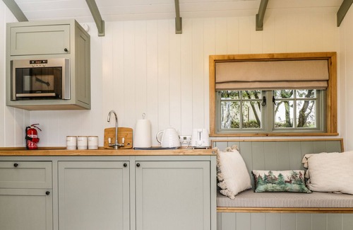 Staple Hill Cabaña | JASMINE HUT, MYRTLE FARM, romantic, with hot tub in Warmley