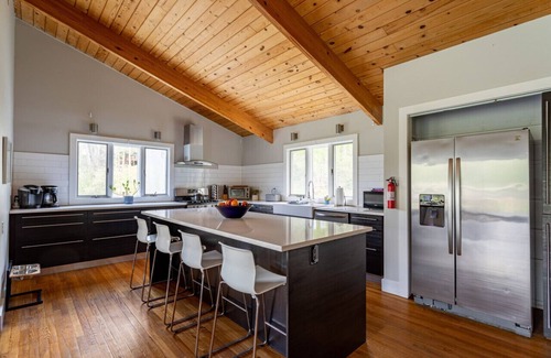 Narrowsburg Apartamento | Lakefront w/ Hot Tub, Game Room, + Fireplace