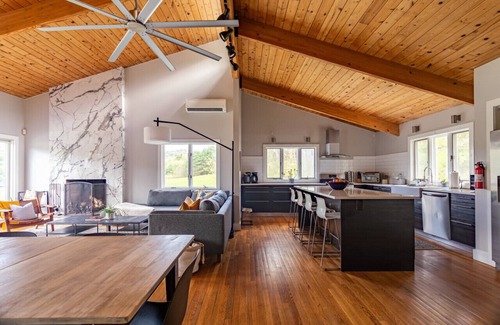 Narrowsburg Apartamento | Lakefront w/ Hot Tub, Game Room, + Fireplace