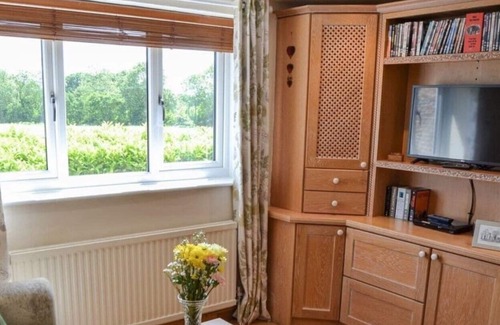 North Walsham Cabaña | Jays Hatch Holiday Cottage Perfect for Couples or Single travellers.