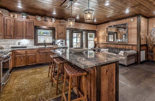 Blue Ridge Cabina | Jazzy's Cozy Creekside - Hot Tub | Game Room | Screened Decks
