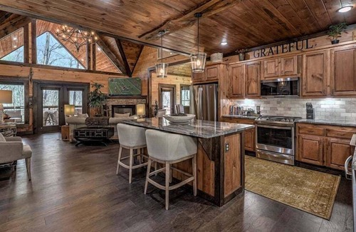 Blue Ridge Cabina | Jazzy's Cozy Creekside - Hot Tub | Game Room | Screened Decks