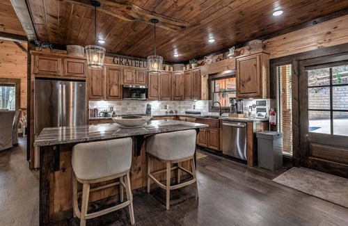 Blue Ridge Cabina | Jazzy's Cozy Creekside - Hot Tub | Game Room | Screened Decks