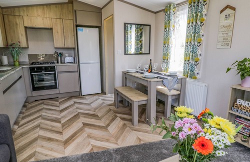 West Heslerton Cabaña | JEAN'S PLACE, pet friendly, with hot tub in West Heslerton