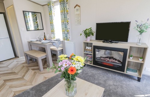 West Heslerton Cabaña | JEAN'S PLACE, pet friendly, with hot tub in West Heslerton