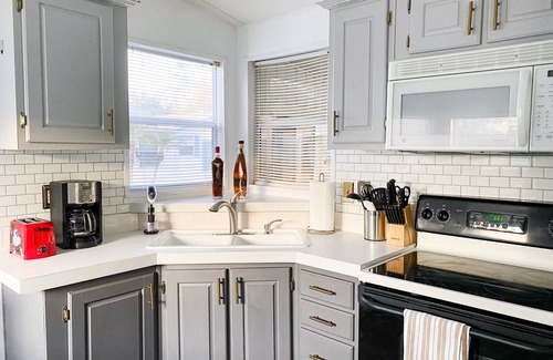 Kissimmee Cabaña | Jedi cottage 4 miles from Disney! Mins from universal!