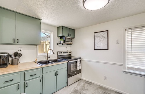 Jefferson City Casa | Jefferson City Bungalow: Hot Tub & Patio!