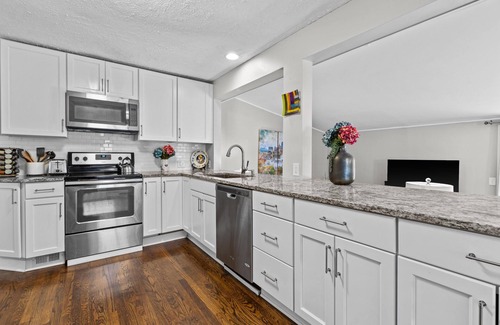 South Kansas City Casa | Jefferson Cottage - Large Home + Walkable to Waldo!