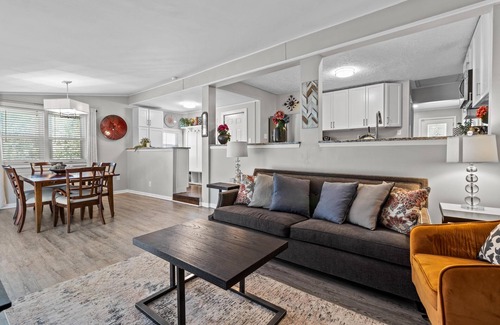 South Kansas City Casa | Jefferson Cottage - Large Home + Walkable to Waldo!
