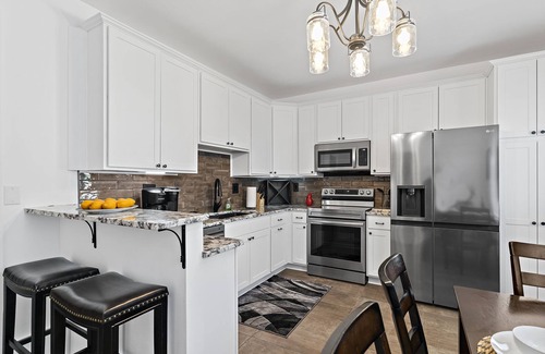 Madison Casa | Jefferson Off Main: *4 Beds*King Beds*Walk to Main* 3 Full Bath
