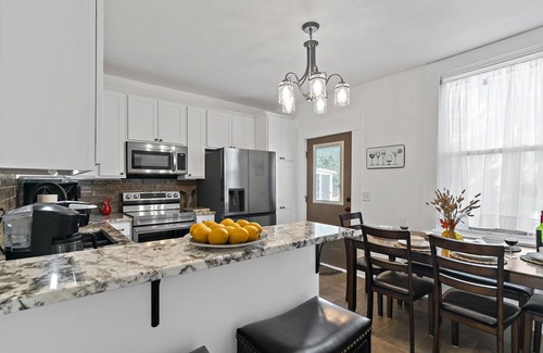 Madison Casa | Jefferson Off Main: *4 Beds*King Beds*Walk to Main* 3 Full Bath