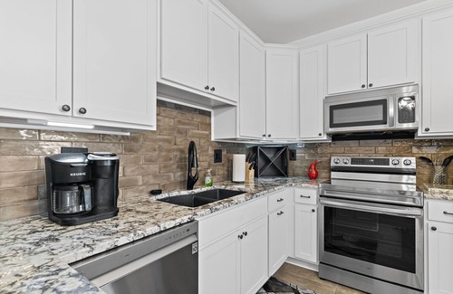 Madison Casa | Jefferson Off Main: *4 Beds*King Beds*Walk to Main* 3 Full Bath
