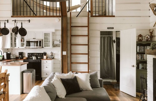 Faraday Cabaña | Jeffrey Lake Cabin | Wood Fireplace · Hot Tub
