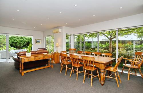 Christchurch Casa | Jeffreys Road - Christchurch Holiday Homes