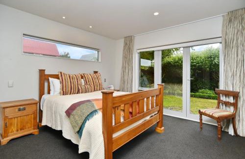 Christchurch Casa | Jeffreys Road - Christchurch Holiday Homes