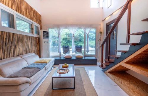 Hallim Casa | Jeju Love Stay Yellow