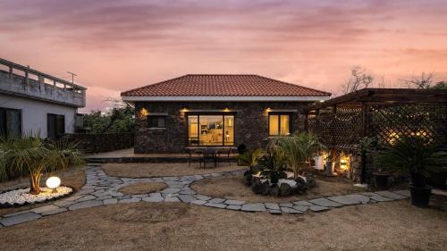 Hallim Casa | Jeju Stay Rowoon Dockchae Pension