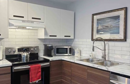 Downtown St. John's Casa | Jelly Bean Row - Lower Suite