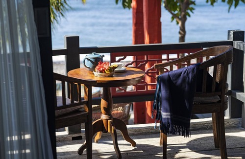 Purwakerti Cabaña | JEMELUK Beach Front Cottage con una espaciosa terraza privada