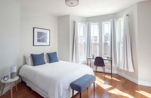 Federal Hill Apartamento | Jennifer's Walkable Private Apartment Getaway with Relaxing Deck