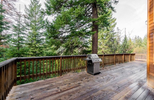 Ashland Cabina | Jenny Creek Cabin w/ Jacuzzi and Wood Stove at Green Springs Inn