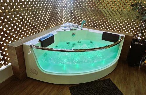 Petralona Apartamento | Jenny's Dream Home II Athens Lux 2BR Apt, Hot Tub, CBD, Fast WIFI, Netflix