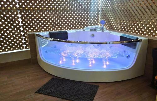 Petralona Apartamento | Jenny's Dream Home II Athens Lux 2BR Apt, Hot Tub, CBD, Fast WIFI, Netflix