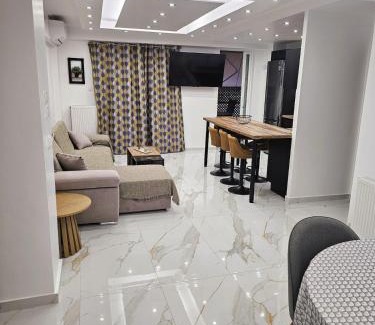 Petralona Apartamento | Jenny's Dream Home II Athens Lux 2BR Apt, Hot Tub, CBD, Fast WIFI, Netflix