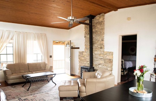 Austin Cabina | Jester King Inn Ruby Cabin -Your Hill Country Homebase