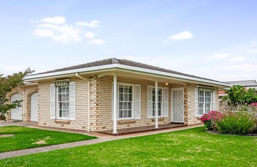 Brighton Casa | Jetty Road Retreat - Brighton - C21 SouthCoast Holidays