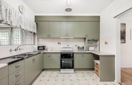 Brighton Casa | Jetty Road Retreat - Brighton - C21 SouthCoast Holidays