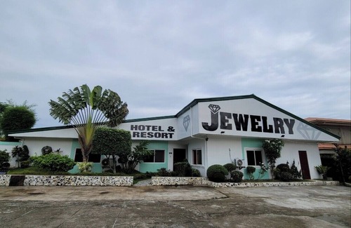 Silang Villa | Jewelry Hotel and Resort - Topaz 4rooms 4bedrooms + Private Pool + Karaoke