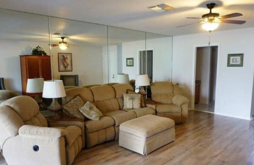 Lutz Casa | JIM MILLER 2 BDRM "ISLAND BREEZE" w/GOLFCART T-1