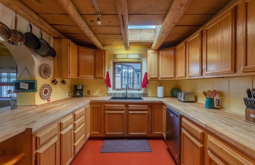 Downtown Santa Fe Alquiler De RV | Jimenez Street · Historic Family-Friendly Adobe Home with Arcade Games & Hot Tub