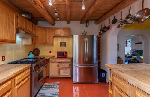 Downtown Santa Fe Alquiler De RV | Jimenez Street · Historic Family-Friendly Adobe Home with Arcade Games & Hot Tub
