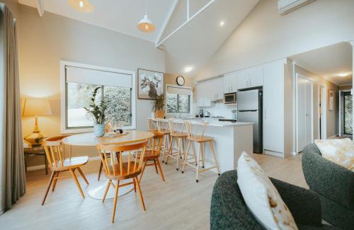 Kangaroo Valley Casa | Jimmys Cabin - Kangaroos, Kookaburras, Sleeps 4!