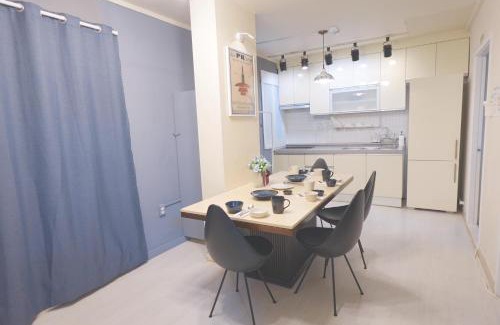 Sajik-dong Apartamento | JINIQUE IN cozy stay ,2 Rooms ,3 Queen beds, Gyeongbokgung MRT 10min ,6person possible,restaurant street,Hanbok trip,near Gwanghwamun and Gyeongbokgung Palace