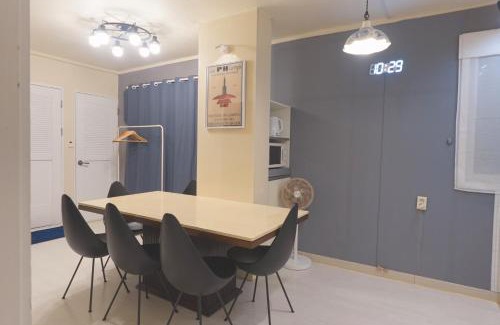 Sajik-dong Apartamento | JINIQUE IN cozy stay ,2 Rooms ,3 Queen beds, Gyeongbokgung MRT 10min ,6person possible,restaurant street,Hanbok trip,near Gwanghwamun and Gyeongbokgung Palace