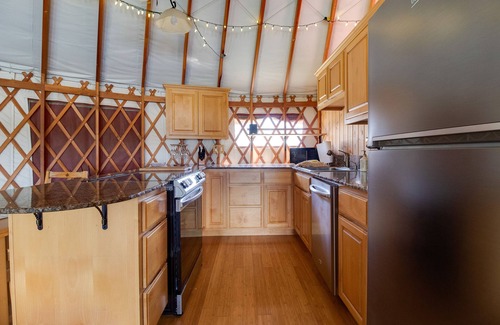 Sisters Apartamento | JJR Private Yurt with full bathroom, mountain views,
