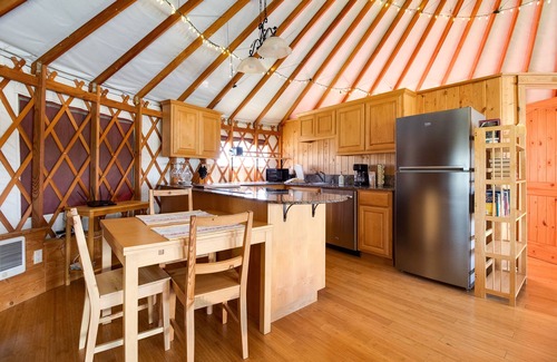 Sisters Apartamento | JJR Private Yurt with full bathroom, mountain views,