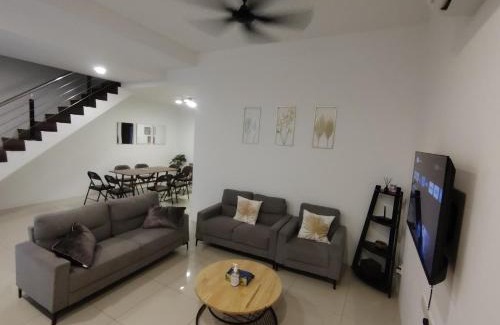 Miri Casa | JNJ Miri Homestay - Miri Serene Shangrila, Luak with 4-bedroom
