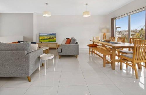 Aldinga Beach Casa | Jo's Sanctuary- 4 Bdrms Sleeps 10 Beach & scrub