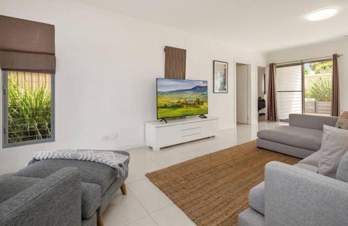 Aldinga Beach Casa | Jo's Sanctuary- 4 Bdrms Sleeps 10 Beach & scrub
